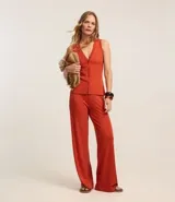 Pantalón pantalona de ribana color negro, con cintura elástica y textura acanalada.