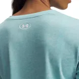 Remera deportiva Under Armour de cuello en V y manga corta, color rosado, con logo de la marca estampado en el pecho.