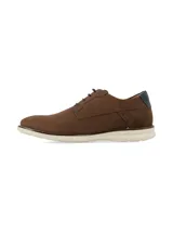 Zapato acordonado de cuero color marrón, con suela de goma blanca tipo deportiva.