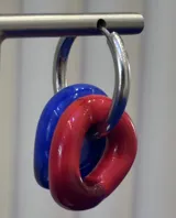 Aros tipo argolla de plata 925 con dijes circulares de vidrio en colores azul y rojo.