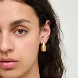 Pendientes de aleación de metales con baño de oro de 18k, con diseño en forma de gota.