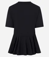 Blusa femenina de manga corta y cuello redondo, color negro, confeccionada en algodón. Presenta un corte levemente entallado con recorte en la cintura y un volado estilo peplum en el bajo.