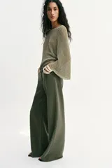 Pantalón de jean tiro alto con diseño wide leg y pernera ancha fluida. Cuenta con cinco bolsillos, cierre frontal con cremallera y botón.