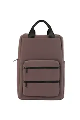 Mochila urbana color negro, confeccionada en material resistente, con compartimento principal amplio, dos bolsillos frontales con cierre y correas ajustables para los hombros.