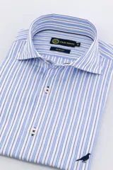 Camisa de vestir celeste a rayas verticales blancas, corte slim fit, con cuello italiano y logo de pájaro bordado en el lateral inferior.
