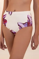 Calzón de bikini blanco con estampado de flores rojas y violetas, de cobertura alta.