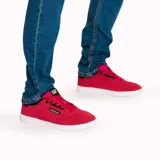 Championes urbanos Caterpillar modelo Pause Retro, color rojo con detalles en negro y suela blanca. Confeccionados en gamuza y lona, presentan un diseño minimalista con el logo de la marca en el lateral y la lengüeta.