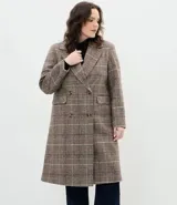 Saco tipo sobretodo de corte recto y largo midi, confeccionado en polivelour con estampado de cuadros. Presenta cuello solapa, cierre frontal de doble botonadura y bolsillos laterales con solapa.