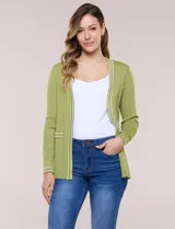 Cardigan de punto acanalado color verde, con bolsillos simulados y ribetes en contraste blanco en la apertura frontal, puños y bolsillos, de manga larga y diseño abierto.