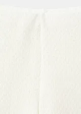 Pantalón blanco de tiro regular con diseño de pernera recta y estructura de tejido plano ligero.