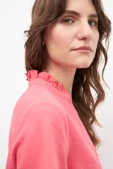 Blusa fucsia de lino con cuello mao y volados, corte recto y mangas cortas.