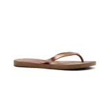 Ojotas Havaianas color marrón con diseño de rayas diagonales en tono beige y tiras finas color oro rosa.