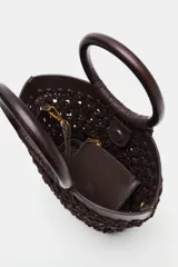 Mini bolso tipo capazo tejido en rafia color marrón oscuro, con doble asa de mano rígida circular y compartimento interior extraíble con cierre.
