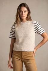 Chaleco de punto sin mangas, color beige melange con motas oscuras, de cuello redondo y corte recto.