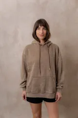 Canguro oversize fucsia con efecto washed, capucha con cordones ajustables al tono, bolsillo frontal tipo canguro y terminaciones de rib en puños y cintura.