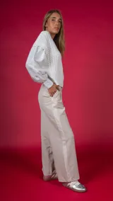 Pantalón de vestir color beige, de corte recto y tiro alto, con bolsillos laterales y detalle de raya lateral en tono más claro.