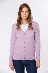 Saco tejido fino de hilo de algodón color beige, con cuello en V, cierre frontal con botones y puños acanalados.