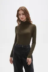 Polera de cuello alto y manga larga, confeccionada en tejido de viscosa con elastano, de corte ajustado al cuerpo.