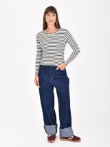 Remera de manga larga con diseño de rayas horizontales finas en blanco y negro, cuello redondo y corte ajustado.