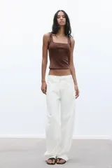 Top corto color marrón oscuro, de corte ajustado, con escote cuadrado y tirantes anchos.