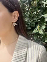 Aros colgantes dorados con forma de abanico, con incrustaciones de zirconia.