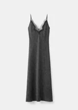 Vestido midi de estilo lencero color negro con estampado de lunares blancos, escote en V con detalle de encaje negro, tirantes finos y diseño entallado.