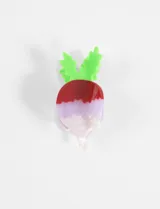 Broche de acrílico con forma de rabanito en tonos rojo, lila y blanco, con hojas verdes.