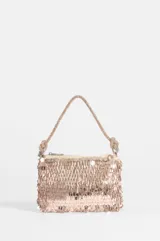Cartera de fiesta rectangular revestida íntegramente de lentejuelas y canutillos color cobre, con cierre superior y una manija corta de mano con nudos en los extremos.