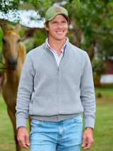 Campera de hilo de punto panal color gris, con cuello alto, cierre frontal completo y puños y cintura elásticos.