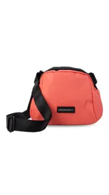 Bandolera de diseño compacto confeccionada en tafeta liviana, color coral con detalles en negro. Cuenta con cierre superior, correa ajustable ancha y etiqueta frontal con logo de la marca.