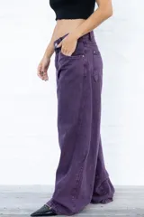 Jean de tiro bajo color violeta oscuro, con corte holgado y estilo wide leg.