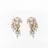 Par de aros dorados con diseño de hojita formada por cristales claros.