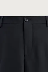 Pantalón de traje straight fit color azul marino, confeccionado en tejido con lana, con bolsillos frontales, bolsillos traseros de vivo y cierre frontal con cremallera y botón.