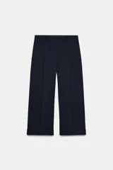 Pantalón de tiro medio confeccionado en mezcla de viscosa, con diseño de corte recto y largo tobillero. Presenta cintura con trabillas, bolsillos laterales, bolsillos traseros de vivo y cierre frontal con cremallera, botón y ganchos metálicos. El diseño incluye un sutil estampado de rayas verticales.