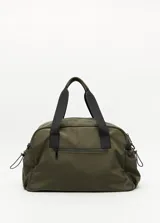 Bolso de nylon en color verde militar, con diseño deportivo, asas de mano resistentes, cierre superior y bolsillos laterales con frunce ajustable mediante cordón elástico.