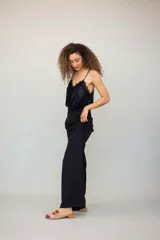 Mules de cuero color beige con detalles en marrón y suela de madera.