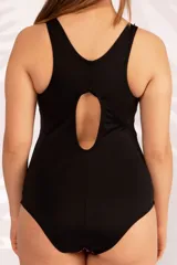 Malla entera deportiva con estampado geométrico multicolor y laterales negros.