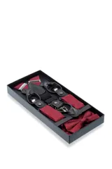 Set de tirantes, moña y pañuelo de bolsillo color rojo con diseño floral. Los tirantes son ajustables y tienen apliques para abrochar a botones o pinzas metálicas para sujetar al pantalón.