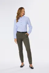 Pantalón skinny de gabardina de corte ajustado al cuerpo, con bolsillos y cierre frontal con botón y cremallera.
