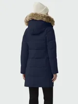 Campera negra acolchada con capucha y ribete de piel. Cierre frontal con botones a presión y bolsillos laterales.