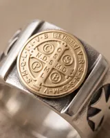 Anillo ancho de plata con aplique circular de oro 18k con diseño de San Benito.