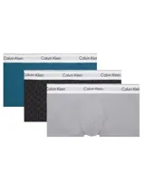 Pack de tres bóxers tipo trunk Calvin Klein de talle bajo, confeccionados en mezcla de algodón y elastano. Incluye uno en color azul, uno gris y uno negro con monogramas estampados. Todos cuentan con cinturilla elástica blanca con el logo de la marca.