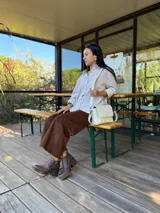 Botas cortas de cuero con efecto desgastado en color chocolate, con taco cuadrado y plataforma. Presentan cierre lateral y punta redondeada.