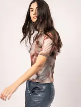 Top elastizado de tul con diseño de manchas en tonos marrones.