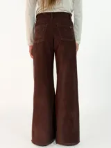Pantalon de pana de corte recto y tiro medio, con diseño de pierna ancha y ruedo desflecado. Cuenta con cierre frontal y bolsillos laterales.
