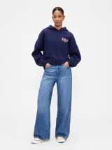 Canguro azul marino con capucha, de corte holgado y diseño deportivo. Presenta el texto 'GAME DAY' estampado en la espalda con efecto desgastado en color blanco y bordes rojos.