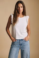 Musculosa blanca de algodón, con corte al cuerpo, cuello redondo y mangas sin mangas adornadas con volados de broderie o encaje perforado.