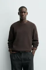 Sweater de punto perlado en color gris, con diseño relaxed fit, cuello redondo y manga larga. Cuenta con acabados en rib en cuello, puños y dobladillo.
