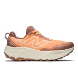 Championes de trail running New Balance Fresh Foam X Hierro v9, color naranja con detalles en marrón y blanco. Cuentan con entresuela Fresh Foam X de doble densidad, suela Vibram® Megagrip™ con tecnología Traction Lug™ y tecnología Toe Protect.