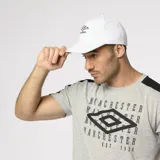 Gorra tipo baseball Umbro de color blanco con el logo de la marca bordado en negro en la parte frontal.